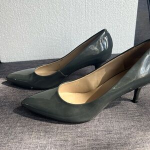 Nine West - dark grey faux patent leather pumps